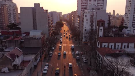 Luftaufnahme,-Die-Den-Verkehr-Auf-Der-Großen-Avenue-Road-In-Buenos-Aires-Während-Des-Goldenen-Lichts-Des-Sonnenuntergangs,-Argentinien,-Zeigt
