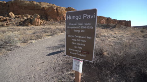 Hungo-Pavi-Chacoan-Great-House,-Sign-on-a-Hiking-Trail-in-Chaco-Culture-National-Historical-Park,-New-Mexico-USA