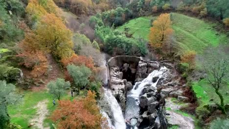 Luftbild,-Ponte-Da-Misarela,-Mittelalterliche-Bogenbrücke-In-Der-Landschaft-Portugals,-Wahrzeichen-Des-Peneda-Geres-Nationalparks-In-Farbenfroher-Herbstlandschaft,-Drohnenaufnahme