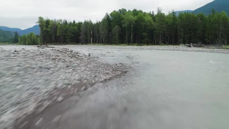 Schnell-Fließender-Strom-Mit-Felsigem-Flussufer-Im-Gifford-Pinchot-National-Forest,-South-Washington,-Usa