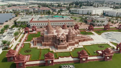 Aerial-side-view-of-the-BAPS-Shri-Swaminarayan-Mandir-temple-in-Chino-Hills,-California