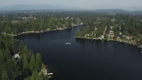 Drone-Volando-Sobre-El-Lago-Pipe-En-El-Estado-De-Washington-Con-Aguas-Tranquilas-Rodeadas-De-Exuberantes-Pinos-Verdes