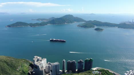 Mega-Containerschiff,-Das-Die-Bucht-Von-Hongkong-Verlässt,-Luftbild