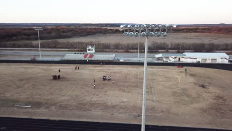 Drohnenaufnahmen-Vom-Texas-High-School-Football-Field-Während-Des-Trainings-Hinter-Stadionlichtern