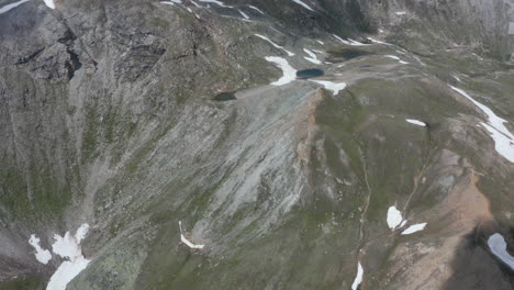 Luftbild-Von-Tauendem-Schnee-Auf-Einem-Hohen-Berggipfel
