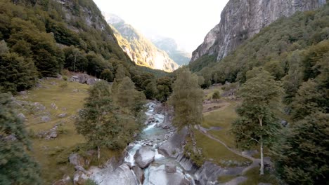 Fpv-drohnenaufnahme-Eines-Wasserfalls-In-Der-Nähe-Der-Stadt-Foroglio,-Tessin,-Schweiz
