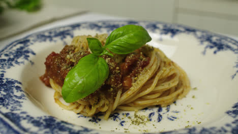 Close-up-on-bolognese-pasta.-Plating-pasta-dish