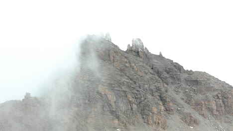 Sich-In-Richtung-Eines-Felsigen-Berggipfels-Zu-Bewegen,-Der-Im-Nebel-Bedeckt-Ist