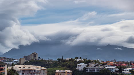 Las-Nubes-Bajas-Parecen-Surfear-A-Lo-Largo-De-La-Cresta-De-La-Montaña-Sobre-Noumea,-Nueva-Caledonia