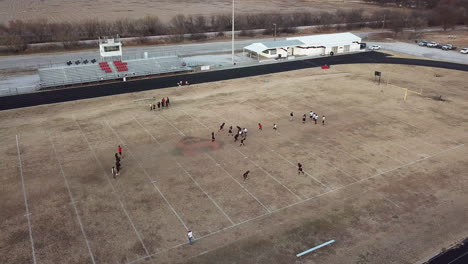 Drohnenvideo-Vom-Texas-High-School-Football-Field-Hinter-Stadionlichtern
