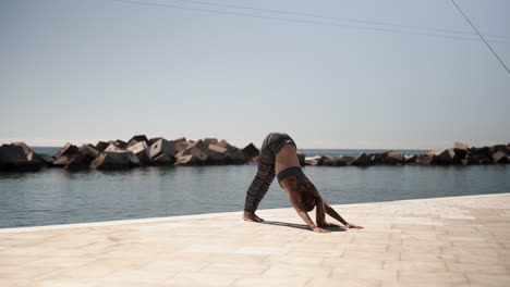 Flexible-Elastische-Beugeposition-Training-Yoga-Sitzung-Barcelona