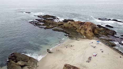 Luftbild-Von-Laguna-Beach,-Ruhige-Wellen,-Die-An-Land-Spülen