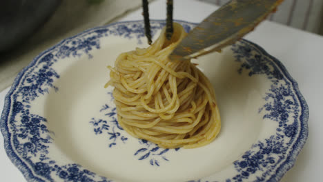 Plating-pasta-bolognese.-Close-up.-Plating-pasta-dish