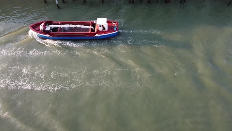 Blick-Auf-Ein-Boot,-Das-Durch-Einen-Kanal-In-Venedig,-Italien,-Fährt