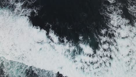 Luftaufnahme-Von-Wellen,-Die-Im-Ozean-Mit-Ozeanspray-Und-Tünche-Krachen