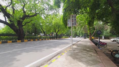 Time-Lapse-Outside-Lodhi-Gardens-Entrance-Along-a-Road-with-Beautiful-Green-Trees-and-Busy-Traffic