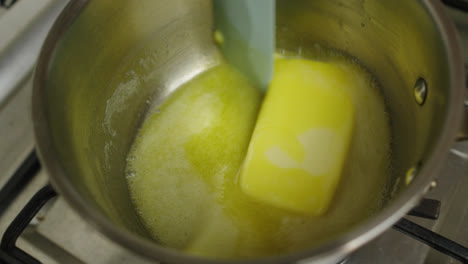 Volle-Packung-Neuseeländischer-Butter,-Die-Im-Heißen-Kochtopf-Schmilzt