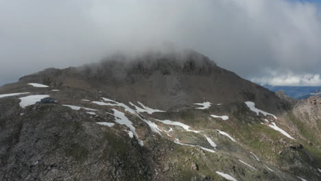 Antena-De-Nubes-Rodando-Sobre-La-Cumbre-De-La-Montaña-Rocosa