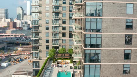 Rooftop-pool-at-upscale-residential-urban-apartment-building-in-USA-city