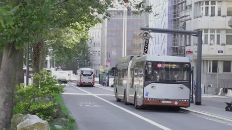 Elektrobus,-Der-Erneuerbare-Energie-Auf-Der-Grünen-Stadtspur-Auflädt