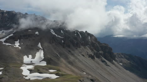 Luftaufnahme-Der-Atemberaubenden-Felsigen-Bergspitze