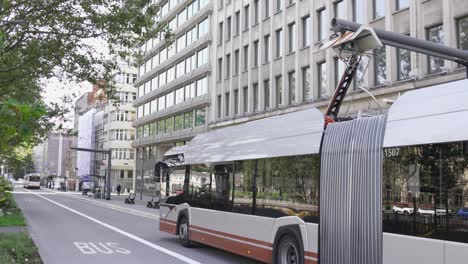 Electric-bus-receiving-renewable-electricity-at-the-bus-station