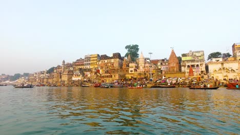 Fluss-Ganges-In-Varanasi-Mit-Gebäuden-Beleuchtet-Am-Morgen-Sonnenaufgang-In-Indien