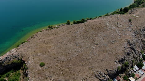 Lin-halbinsel-Am-Ohridsee-In-Albanien---Luftbild-Entlang-Der-Küste