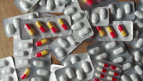 Bunte-Medikamente-Pillen-Tabletten-Nahaufnahme-100fps-Zeitlupe