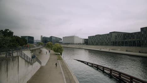 Wide-static-shot-of-Spree-river-and-riverside-in-Berlin,-Germany-close-to-hauptbahnhof-and-futurium
