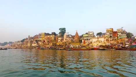 Fluss-Ganges-In-Varanasi-Mit-Gebäuden-Beleuchtet-Am-Morgen-Sonnenaufgang-In-Indien