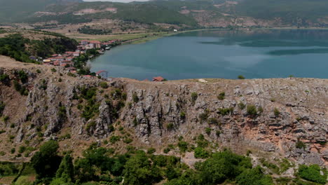 Filmische-Luftfahrt-Der-Halbinsel-Lin-Und-Des-Dorfes-Am-Ohridsee,-Albanien