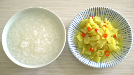 Würziger-Salatgurkenkohl-Oder-Sellerie-Mit-Sesamöl---Asiatischer-Essensstil