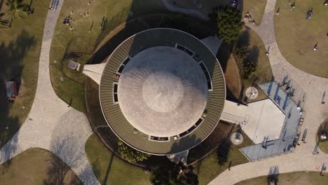 Aufsteigende-Antenne-über-Der-Kuppel-Des-Planetariums-Galileo-Galilei,-Park-Tres-De-Febrero,-Buenos-Aires,-Argentinien
