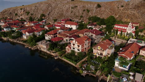 Aerial-pan-of-quaint-Lin-Village-on-a-peninsula-along-Lake-Ohrid,-Albania