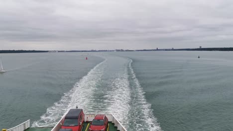 Schnellkanalfähre-Von-Southampton-Nach-East-Cowes,-Viele-Boote,-Die-An-Einem-Sehr-Bewölkten-Und-Düsteren-Tag-Durch-Die-Aufnahme-Fahren,-Und-Das-Boot,-Das-Durch-Die-Wellen-Stürzt
