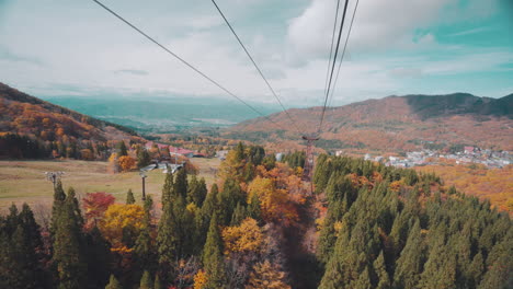 Pov-Einer-Person,-Die-Mit-Der-Seilbahn-In-Zao-Mit-Herbstbäumen-Und-Bergblick-In-Japan-Fährt