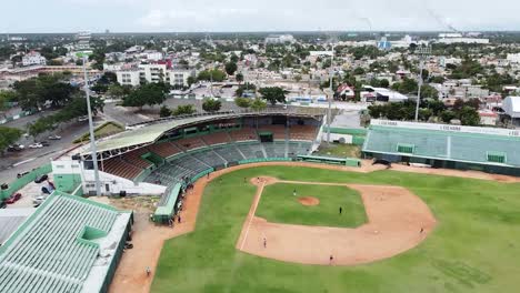 Eingehende-Drohnenansicht-Eines-Baseballstadions,-Jugendtraining-Der-Minor-League,-Sportler-In-Der-Dominikanischen-Republik