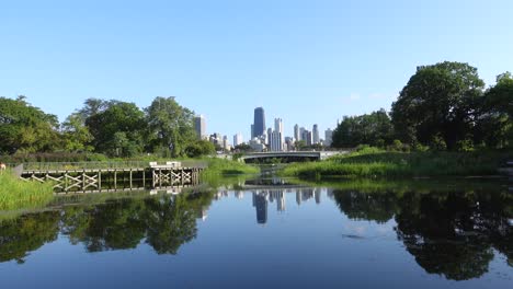 Skyline-Von-Chicago-Aus-Der-Ferne-An-Einem-Sonnigen-Sommertag