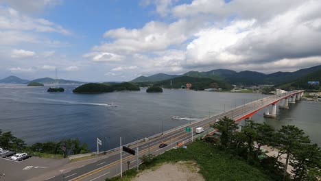 Geoje-Brücke-Mit-Tagesverkehr-Auf-Der-Insel-Geojedo,-Südkorea