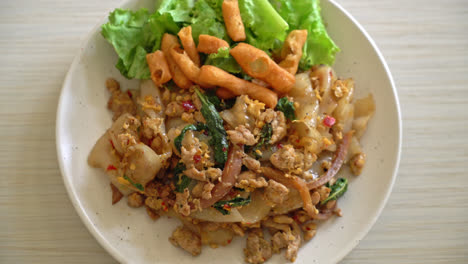 Gebratene-Nudeln-Mit-Gehacktem-Hühnerfleisch-Und-Basilikum---Asiatische-Küche