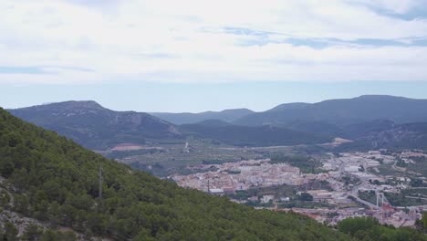 Stadt-In-Einem-Bergtal,-Berghang-Mit-Bäumen,-Alcoi,-Valencia,-Spanien