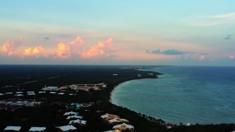 Atemberaubende-Luftdrohnen-Zeitraffer-Einer-Tropischen-Mexikanischen-Küstenlinie-Voller-Ferienorte-An-Der-Riviera-Maya-Zwischen-Tulum-Und-Cancun-Während-Eines-Warmen-Sommersonnenuntergangs