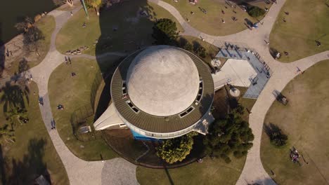 Luftumlaufbahn-über-Dem-Planetarium-Im-Parque-Tres-De-Febrero-Während-Des-Sonnenuntergangs,-4k