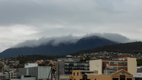 Rollwolken,-Die-Sich-Im-Zeitraffer-über-Der-Mt.-Wellington-Range-Im-Hintergrund-Von-Hobart-Bilden-Und-Vergehen
