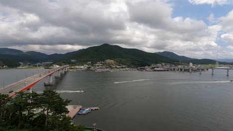Barcos-Navegando-En-La-Isla-Geoje-Con-Dos-Puentes-En-Gyeongsangnam-do,-Corea-Del-Sur