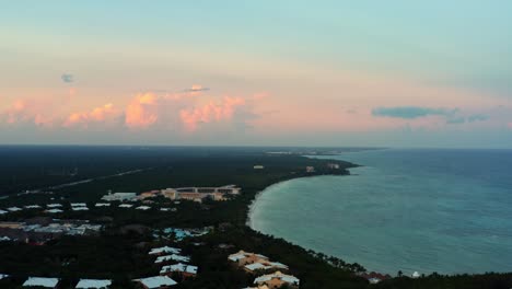 Atemberaubende-Luftdrohnenaufnahme-Einer-Tropischen-Mexikanischen-Küstenlinie-Voller-Ferienorte-An-Der-Riviera-Maya-Zwischen-Tulum-Und-Cancun-Während-Eines-Warmen-Sommersonnenuntergangs