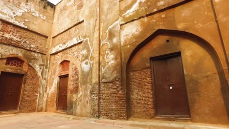 Der-Jahangir-palast-Mit-Eichhörnchen-Auf-Dem-Rasen-Mit-Einer-Dolly-bewegung-Vor-Der-Fassade-Gebäude-Mit-Seiner-Schönen-Architektur-In-Indien
