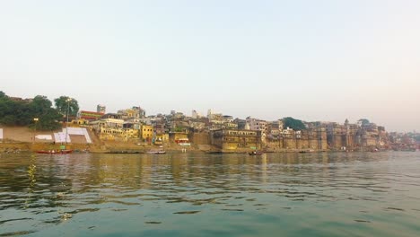 Río-Ganges-En-Varanasi-Con-Edificios-Iluminados-Por-La-Mañana-Amanecer-En-India