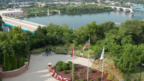 Flags-overlooking-Tennessee-River-in-Chattanooga,-TN,-USA